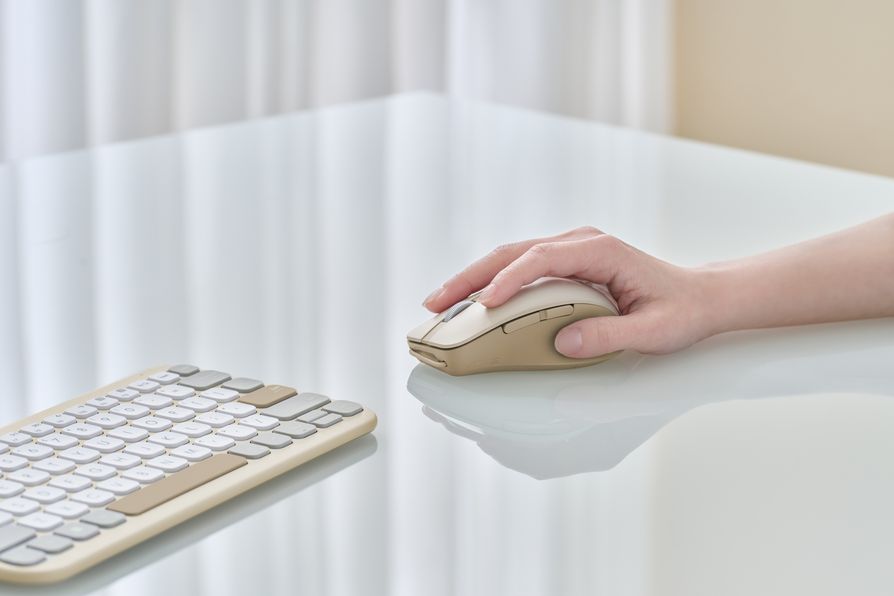 ASUS SmartO MD200 Silent Plus 靜音滑鼠搭載 4,200 dpi 感測器,即使在玻璃表面也能精準操控。